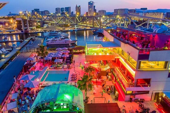 فندق Beautiful And Comfy Boat In Barcelona With Boat Tour Option المظهر الخارجي الصورة