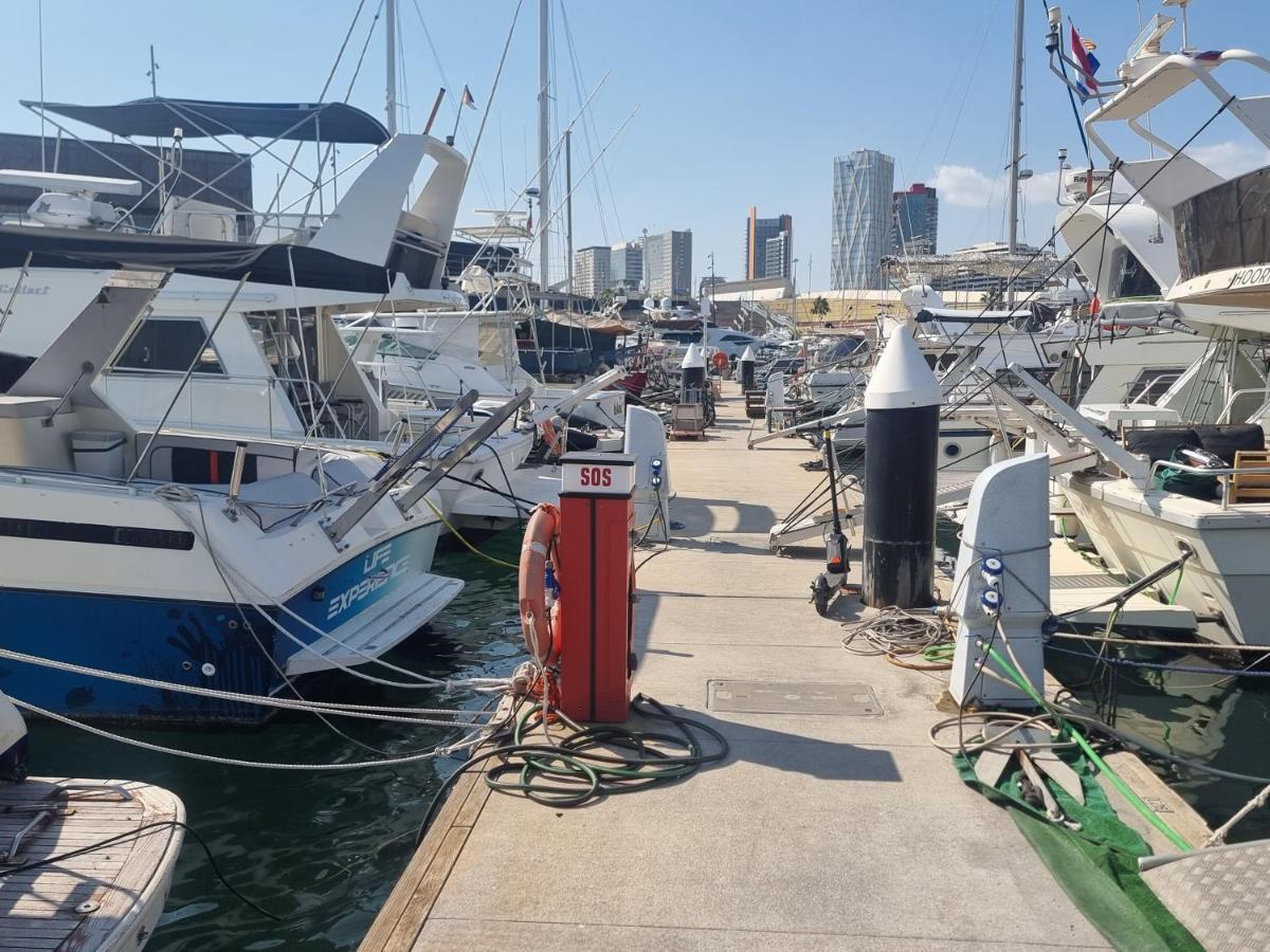 فندق Beautiful And Comfy Boat In Barcelona With Boat Tour Option المظهر الخارجي الصورة