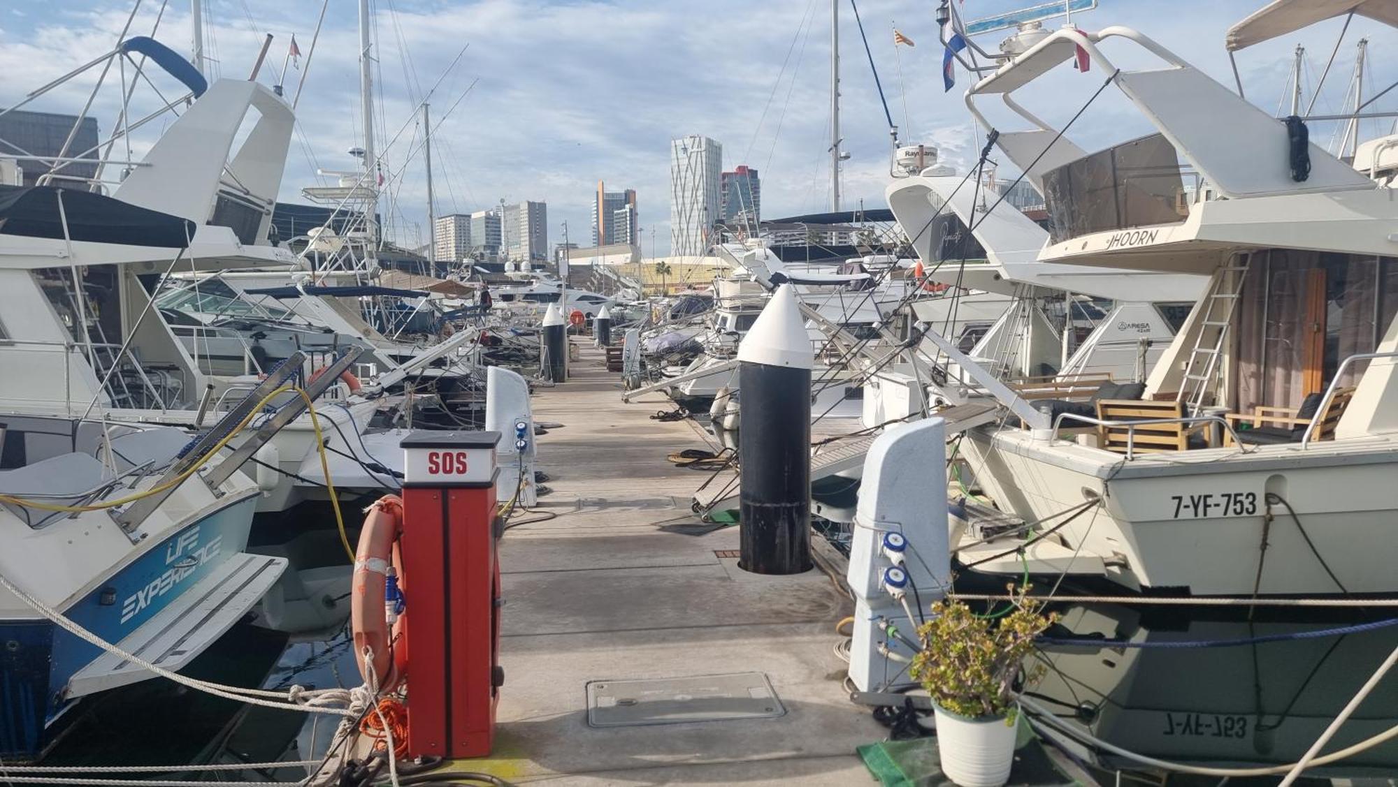 فندق Beautiful And Comfy Boat In Barcelona With Boat Tour Option المظهر الخارجي الصورة